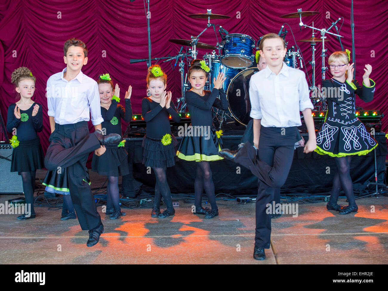 Junge Tänzerinnen und Tänzer zu beteiligen, in der St. Patricks Day Feier in Henderson Nevada Stockfoto