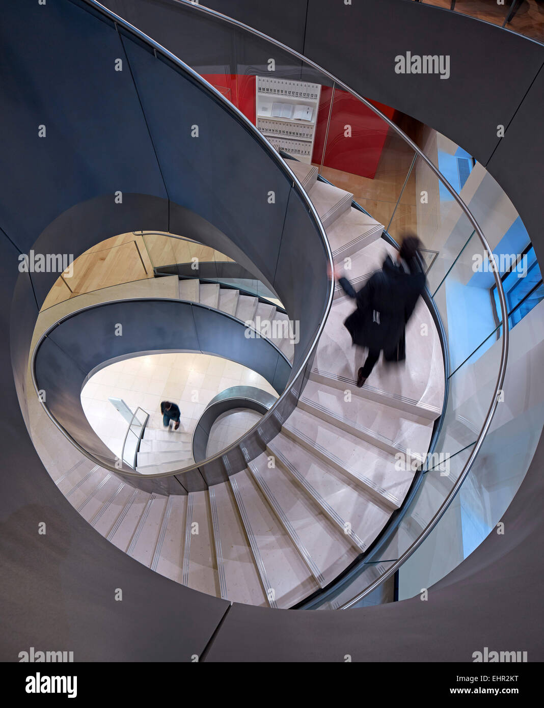 Blick vom obersten Stockwerk nach unten Treppenhaus. Die Wellcome Collection Treppe, Euston, Vereinigtes Königreich. Architekt: Wilkinson Eyre Stockfoto