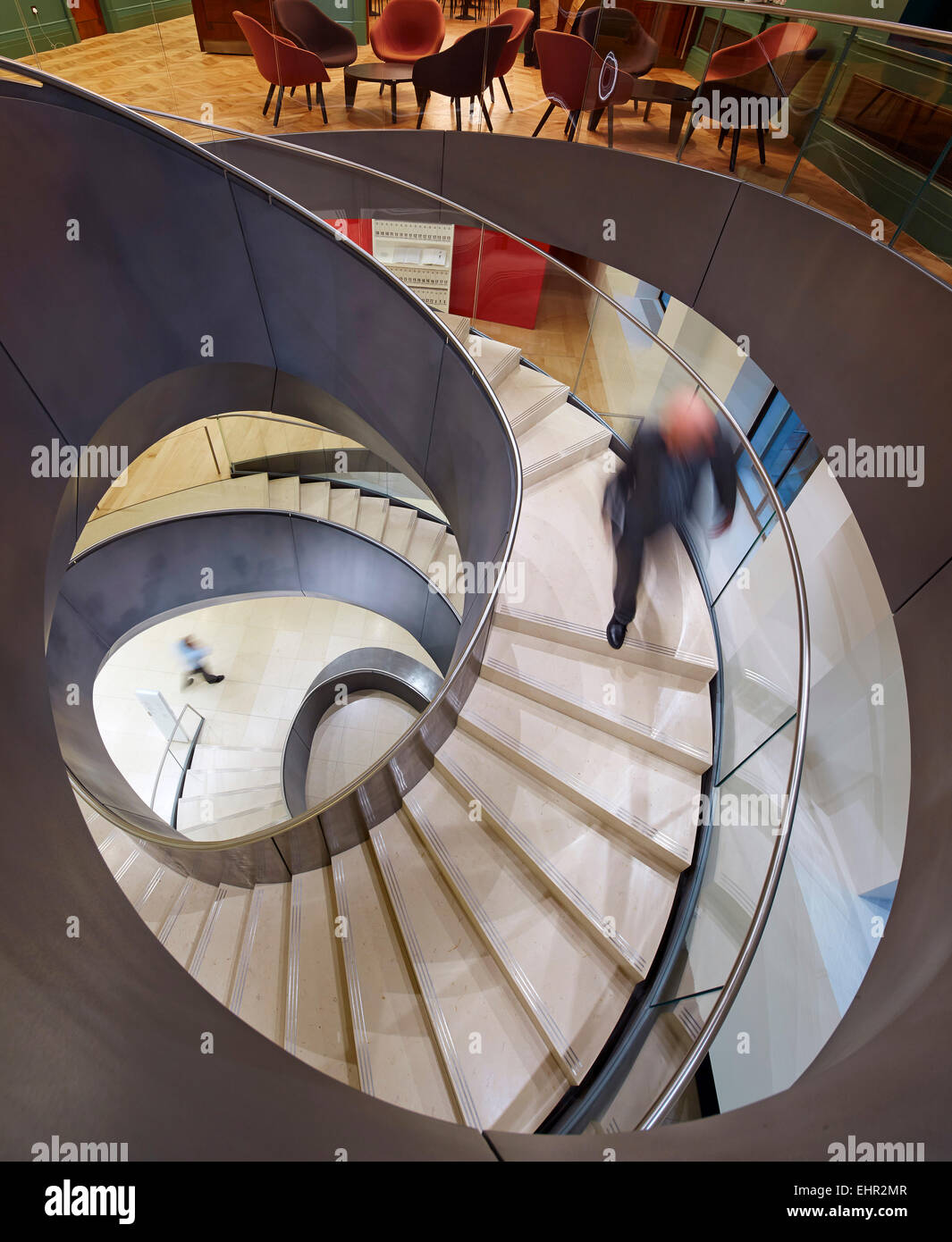 Blick vom obersten Stockwerk nach unten Treppenhaus. Die Wellcome Collection Treppe, Euston, Vereinigtes Königreich. Architekt: Wilkinson Eyre Stockfoto