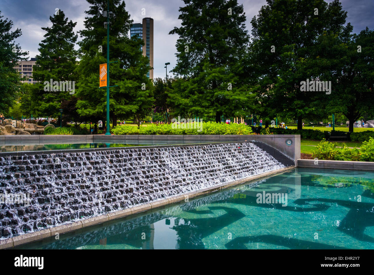 Wasserfall und Pool im Centennial Olympic Park in der Innenstadt von Atlanta, Georgia. Stockfoto