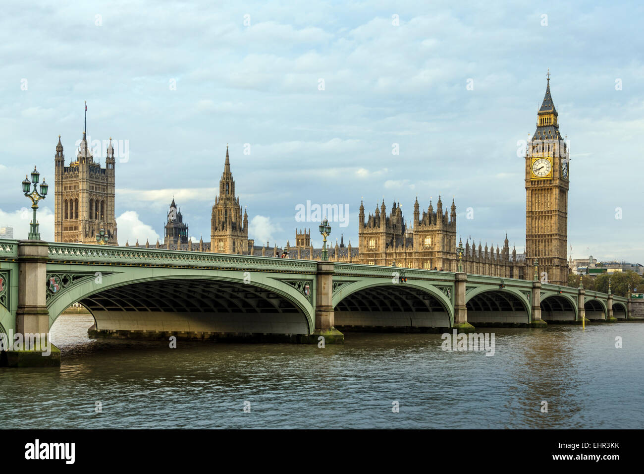 Westminster Bridge überspannt den Fluss Themse in London South Bank mit Westminster zu verbinden. Big Ben, Houses of Parliament. Stockfoto