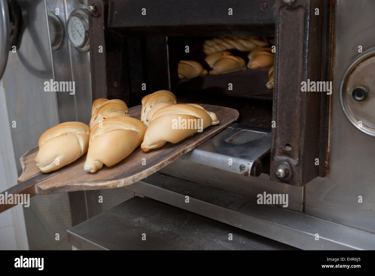 Schale mit einigen Stücken von frisch gebackenem Brot backen. Herstellungsprozess der spanischen Brot Stockfoto