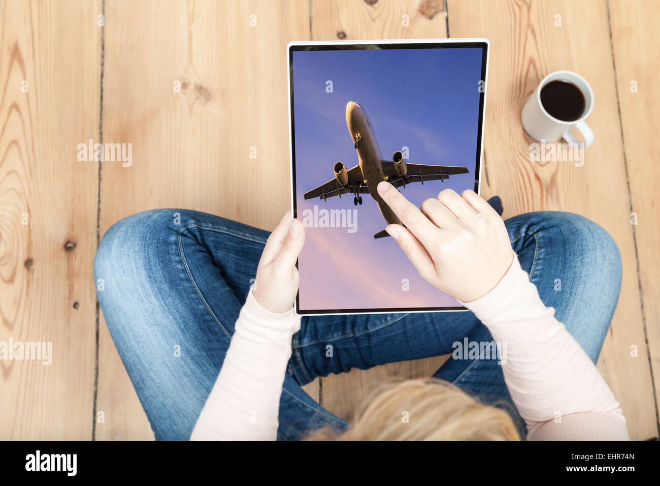 Buchen Sie einen Flug auf dem Tablet PC Stockfoto