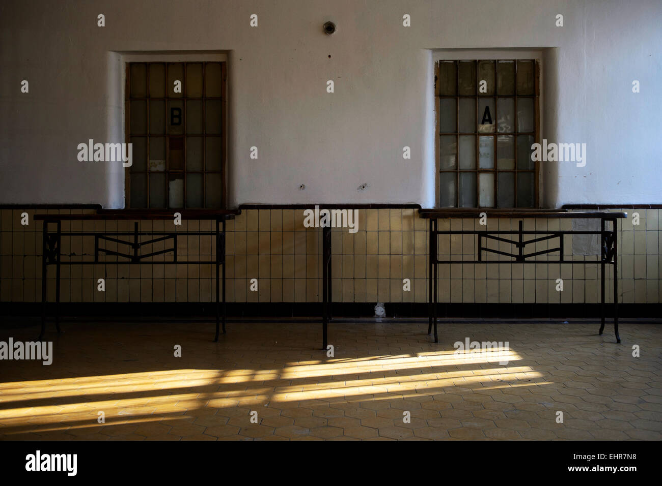 Eine große Skulptur von Ales Vesely, geformt wie eine Schiene in Richtung Himmel, die auch ein Symbol der Jakobsbrunnen Leiter in Prager aufgelösten Bubny Bahnhof installiert wurde Bild (), von denen jüdische Transporte ging im zweiten Weltkrieg und die ist eine Stille Gedenkstätte zur Erinnerung an den Holocaust-Opfer zu werden. Die Skulptur wurde symbolisch enthüllt in Prag, Tschechische Republik, 16. März 2015 anlässlich die Nacht zum 9. März 1944, bei fast 4000 Gefangene, brachte aus der Terezin (Theresiendstadt) "Familienlager," Nordböhmen, in das Vernichtungslager in Oswiecim (Auschwitz ums Leben kamen Stockfoto