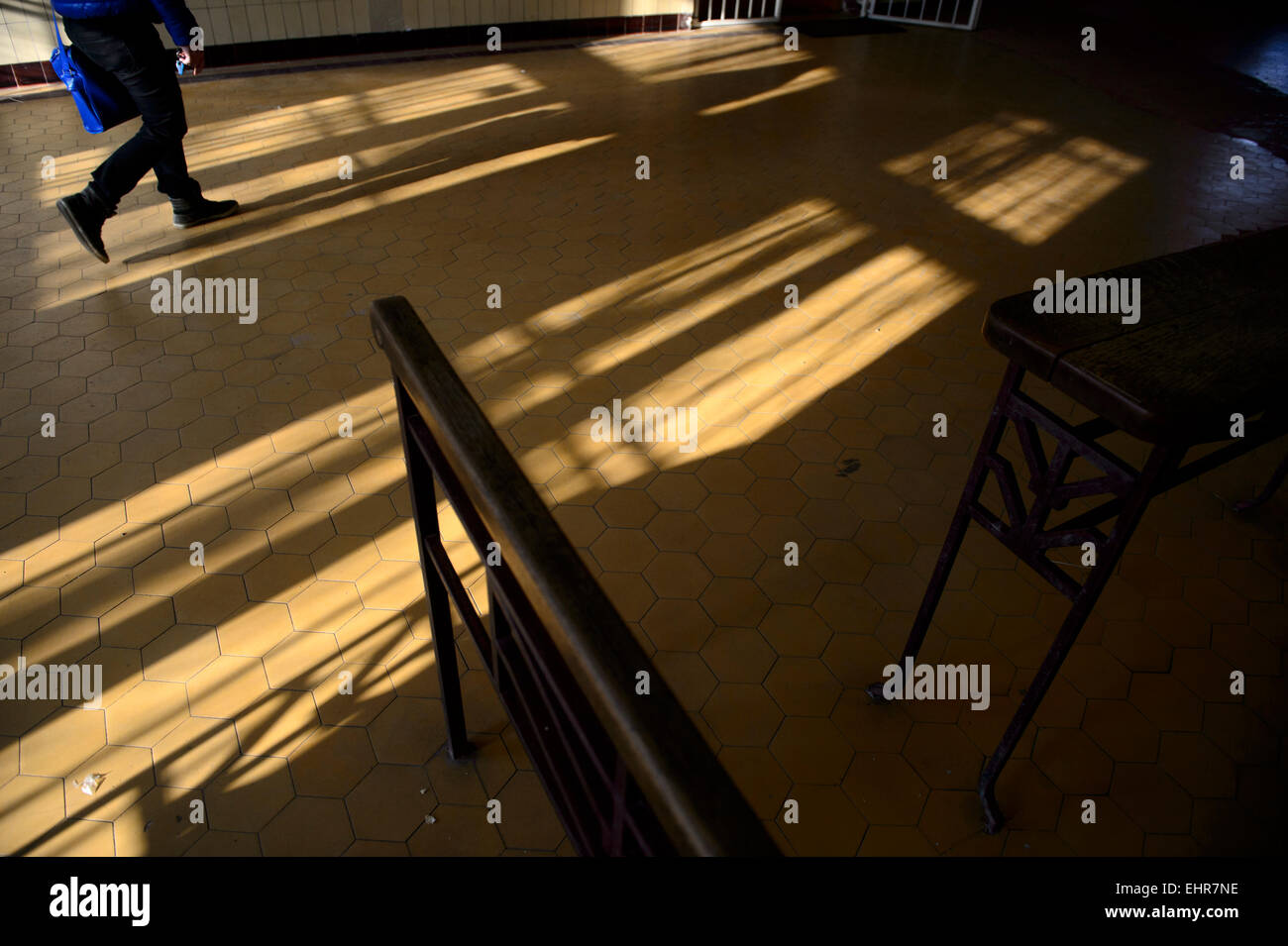Eine große Skulptur von Ales Vesely, geformt wie eine Schiene in Richtung Himmel, die auch ein Symbol der Jakobsbrunnen Leiter in Prager aufgelösten Bubny Bahnhof installiert wurde Bild (), von denen jüdische Transporte ging im zweiten Weltkrieg und die ist eine Stille Gedenkstätte zur Erinnerung an den Holocaust-Opfer zu werden. Die Skulptur wurde symbolisch enthüllt in Prag, Tschechische Republik, 16. März 2015 anlässlich die Nacht zum 9. März 1944, bei fast 4000 Gefangene, brachte aus der Terezin (Theresiendstadt) "Familienlager," Nordböhmen, in das Vernichtungslager in Oswiecim (Auschwitz ums Leben kamen Stockfoto