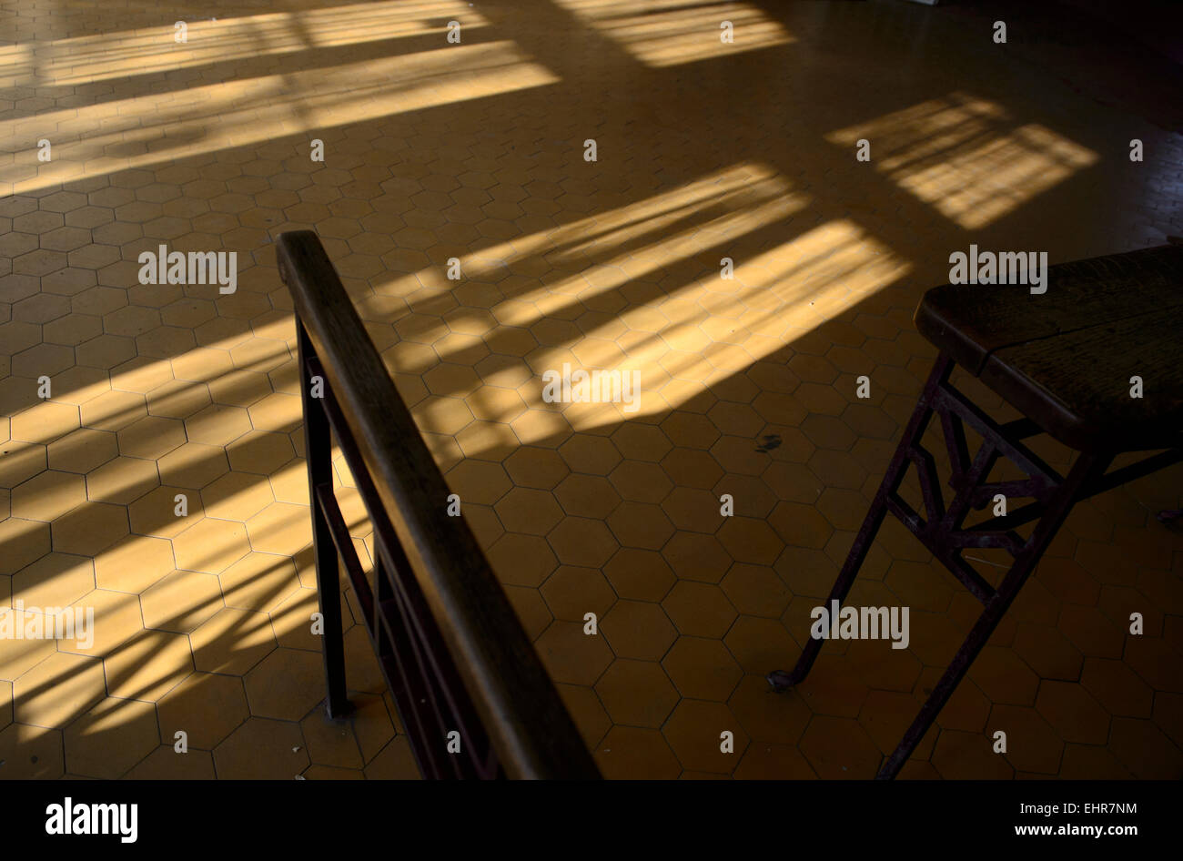 Eine große Skulptur von Ales Vesely, geformt wie eine Schiene in Richtung Himmel, die auch ein Symbol der Jakobsbrunnen Leiter in Prager aufgelösten Bubny Bahnhof installiert wurde Bild (), von denen jüdische Transporte ging im zweiten Weltkrieg und die ist eine Stille Gedenkstätte zur Erinnerung an den Holocaust-Opfer zu werden. Die Skulptur wurde symbolisch enthüllt in Prag, Tschechische Republik, 16. März 2015 anlässlich die Nacht zum 9. März 1944, bei fast 4000 Gefangene, brachte aus der Terezin (Theresiendstadt) "Familienlager," Nordböhmen, in das Vernichtungslager in Oswiecim (Auschwitz ums Leben kamen Stockfoto