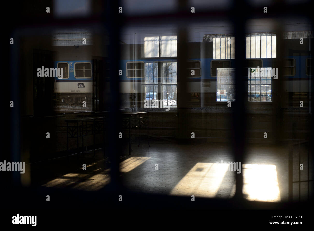 Eine große Skulptur von Ales Vesely, geformt wie eine Schiene in Richtung Himmel, die auch ein Symbol der Jakobsbrunnen Leiter in Prager aufgelösten Bubny Bahnhof installiert wurde Bild (), von denen jüdische Transporte ging im zweiten Weltkrieg und die ist eine Stille Gedenkstätte zur Erinnerung an den Holocaust-Opfer zu werden. Die Skulptur wurde symbolisch enthüllt in Prag, Tschechische Republik, 16. März 2015 anlässlich die Nacht zum 9. März 1944, bei fast 4000 Gefangene, brachte aus der Terezin (Theresiendstadt) "Familienlager," Nordböhmen, in das Vernichtungslager in Oswiecim (Auschwitz ums Leben kamen Stockfoto