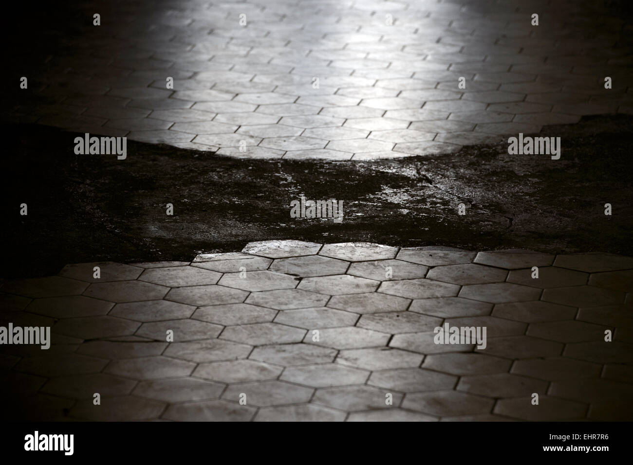 Eine große Skulptur von Ales Vesely, geformt wie eine Schiene in Richtung Himmel, die auch ein Symbol der Jakobsbrunnen Leiter in Prager aufgelösten Bubny Bahnhof installiert wurde Bild (), von denen jüdische Transporte ging im zweiten Weltkrieg und die ist eine Stille Gedenkstätte zur Erinnerung an den Holocaust-Opfer zu werden. Die Skulptur wurde symbolisch enthüllt in Prag, Tschechische Republik, 16. März 2015 anlässlich die Nacht zum 9. März 1944, bei fast 4000 Gefangene, brachte aus der Terezin (Theresiendstadt) "Familienlager," Nordböhmen, in das Vernichtungslager in Oswiecim (Auschwitz ums Leben kamen Stockfoto