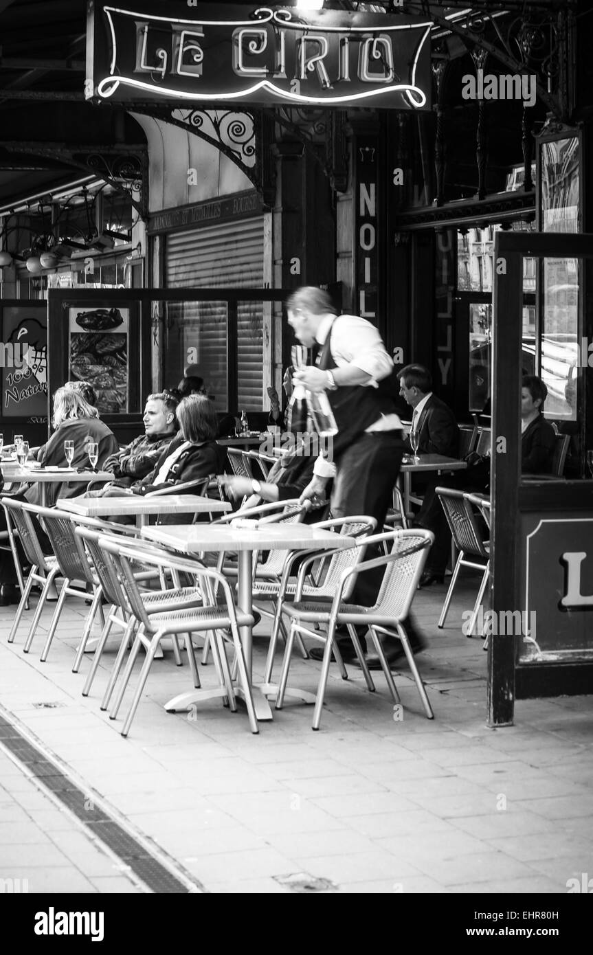 Das Le Cirio Straßencafé in Brüssel, Belgien. Zeitlose Szene in schwarz und weiß. Stockfoto