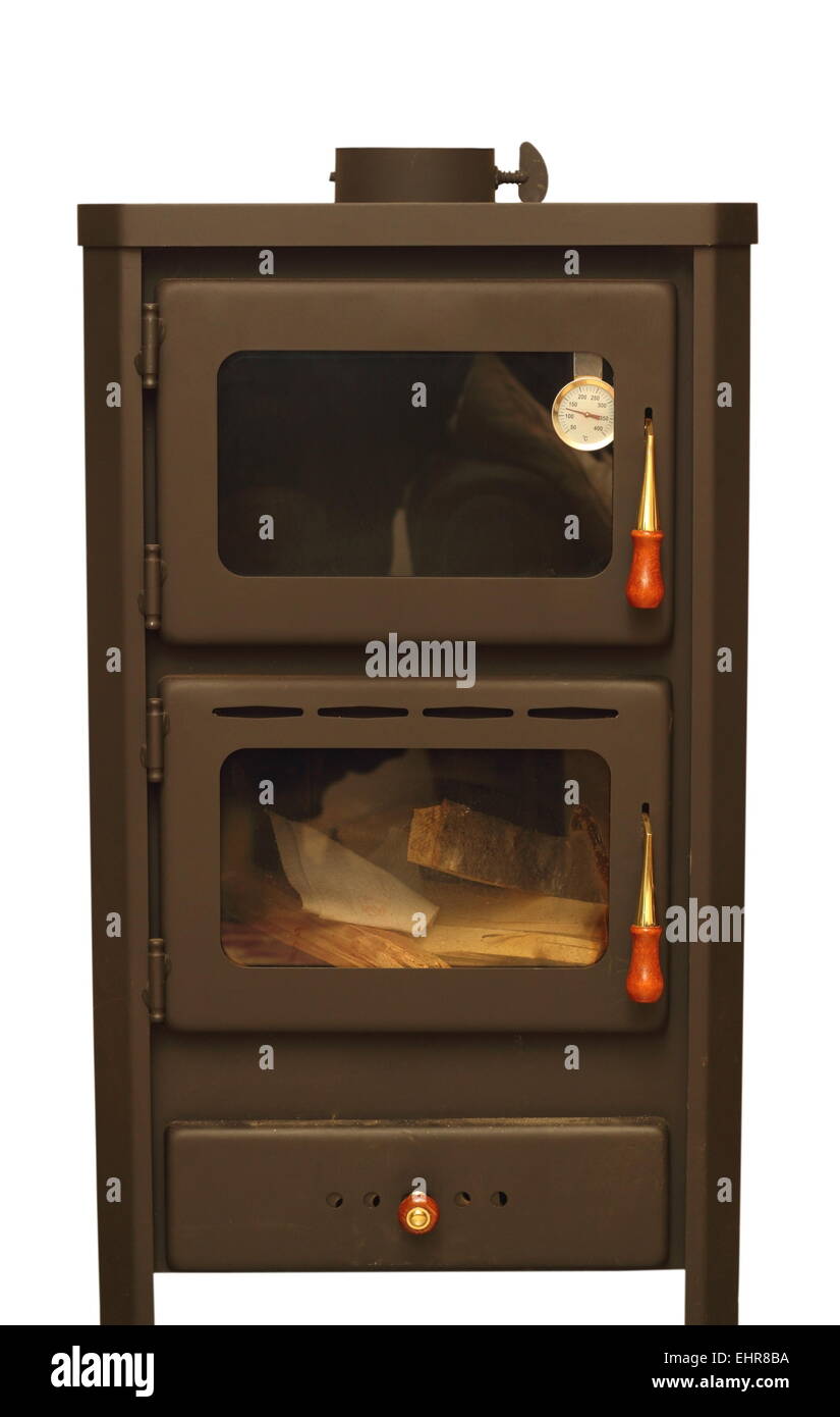 Ofen mit Holz für Feuer isoliert auf weißem Hintergrund Stockfoto