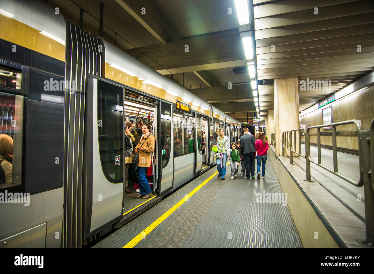 Fahrgäste ein- und aussteigen He reibungslosen und effizienten u-Bahnen in Brüssel, Belgien. Stockfoto