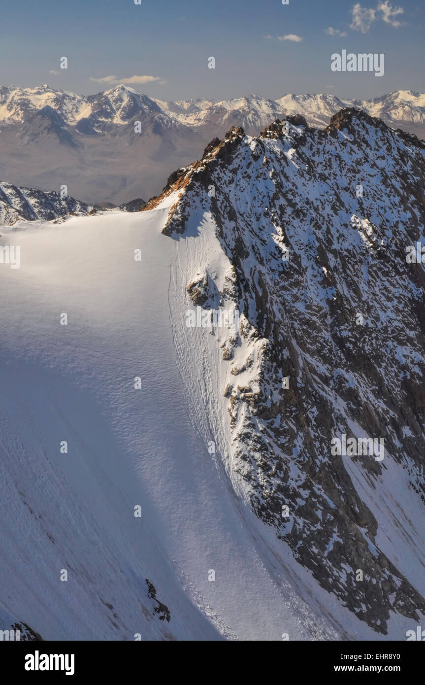 Herrliche Sicht auf Gletscher in Ala Archa Nationalpark im Tian Shan-Gebirge in Kirgisistan Stockfoto