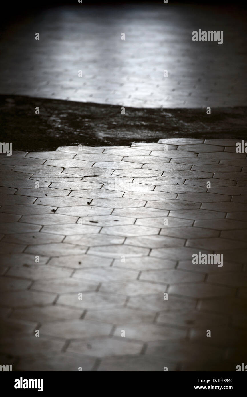 Eine große Skulptur von Ales Vesely, geformt wie eine Schiene in Richtung Himmel, die auch ein Symbol der Jakobsbrunnen Leiter in Prager aufgelösten Bubny Bahnhof installiert wurde Bild (), von denen jüdische Transporte ging im zweiten Weltkrieg und die ist eine Stille Gedenkstätte zur Erinnerung an den Holocaust-Opfer zu werden. Die Skulptur wurde symbolisch enthüllt in Prag, Tschechische Republik, 16. März 2015 anlässlich die Nacht zum 9. März 1944, bei fast 4000 Gefangene, brachte aus der Terezin (Theresiendstadt) "Familienlager," Nordböhmen, in das Vernichtungslager in Oswiecim (Auschwitz ums Leben kamen Stockfoto