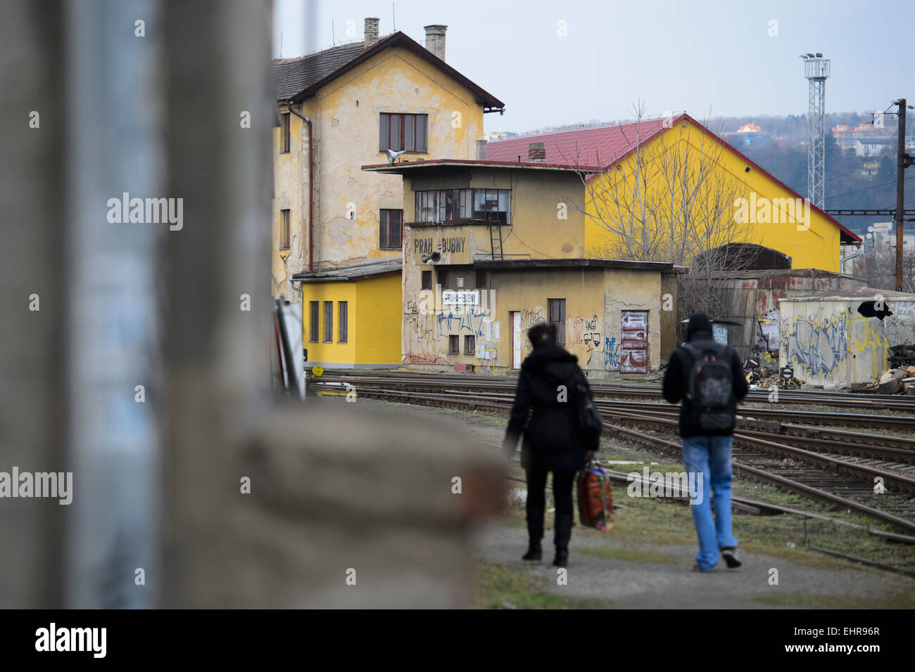 Eine große Skulptur von Ales Vesely, geformt wie eine Schiene in Richtung Himmel, die auch ein Symbol der Jakobsbrunnen Leiter in Prager aufgelösten Bubny Bahnhof installiert wurde Bild (), von denen jüdische Transporte ging im zweiten Weltkrieg und die ist eine Stille Gedenkstätte zur Erinnerung an den Holocaust-Opfer zu werden. Die Skulptur wurde symbolisch enthüllt in Prag, Tschechische Republik, 16. März 2015 anlässlich die Nacht zum 9. März 1944, bei fast 4000 Gefangene, brachte aus der Terezin (Theresiendstadt) "Familienlager," Nordböhmen, in das Vernichtungslager in Oswiecim (Auschwitz ums Leben kamen Stockfoto