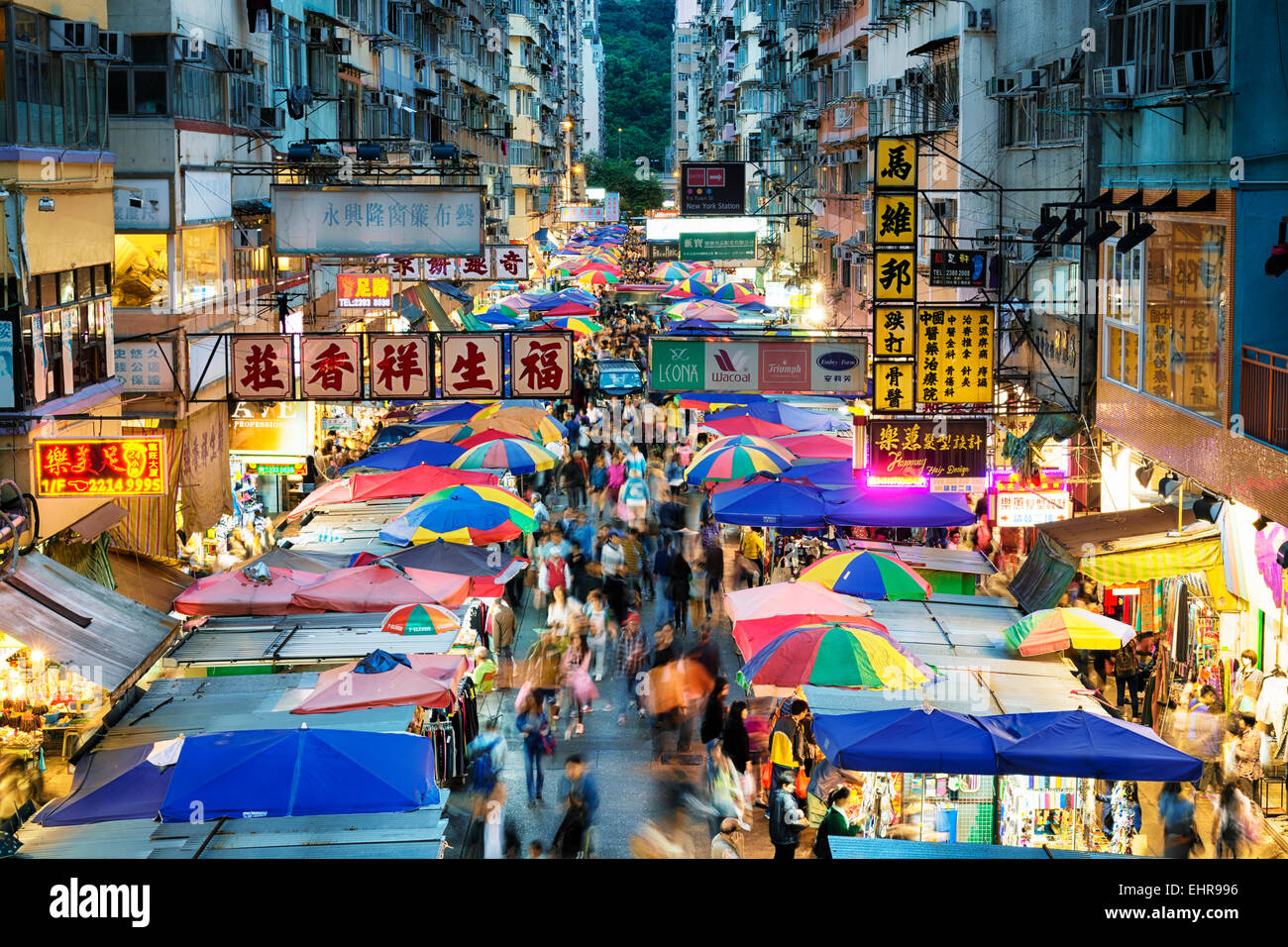 Hong Kong, Hong Kong SAR-8. November 2014: Straßenmarkt Fa Yuen Street in Mong Kok Bereich von Kowloon, Hong Kong beschäftigt. Stockfoto