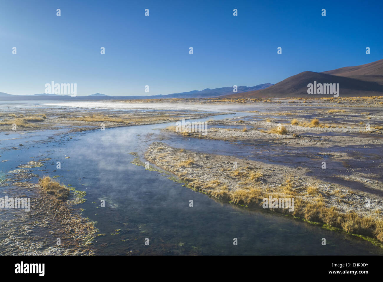 Dampfenden Wasser des flachen See im bolivianischen Wüste in der Nähe von Salar de Uyuni. Stockfoto