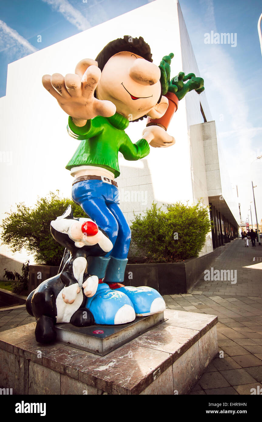 Eine riesige Cartoon-Skulptur zeigt Weg zum Museum für komische Kunst oder belgische Comic Strip Centre in Brüssel. Stockfoto