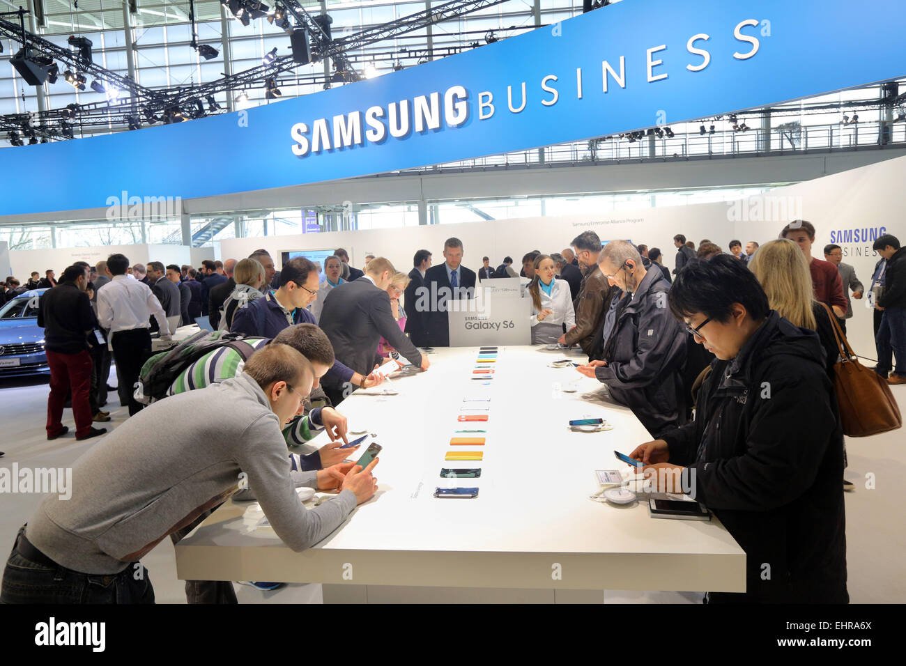 Besucher auf dem SAMSUNG Stand testen das neue Smartphone Galaxy 6 auf CeBIT 2015 vom 16. bis 20. März 2015 in Hannover, Deutschland. Stockfoto