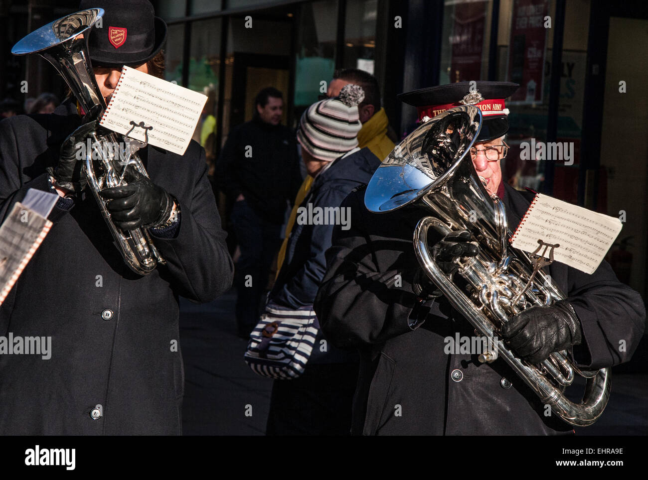 Zwei Mitglieder der Heilsarmee Silber Band spielen Weihnachtslieder in einem Bad Straße: Dezember 2014 Stockfoto