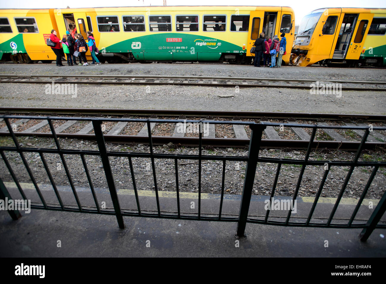 Eine große Skulptur von Ales Vesely, geformt wie eine Schiene in Richtung Himmel, die auch ein Symbol der Jakobsbrunnen Leiter in Prager aufgelösten Bubny Bahnhof installiert wurde Bild (), von denen jüdische Transporte ging im zweiten Weltkrieg und die ist eine Stille Gedenkstätte zur Erinnerung an den Holocaust-Opfer zu werden. Die Skulptur wurde symbolisch enthüllt in Prag, Tschechische Republik, 16. März 2015 anlässlich die Nacht zum 9. März 1944, bei fast 4000 Gefangene, brachte aus der Terezin (Theresiendstadt) "Familienlager," Nordböhmen, in das Vernichtungslager in Oswiecim (Auschwitz ums Leben kamen Stockfoto