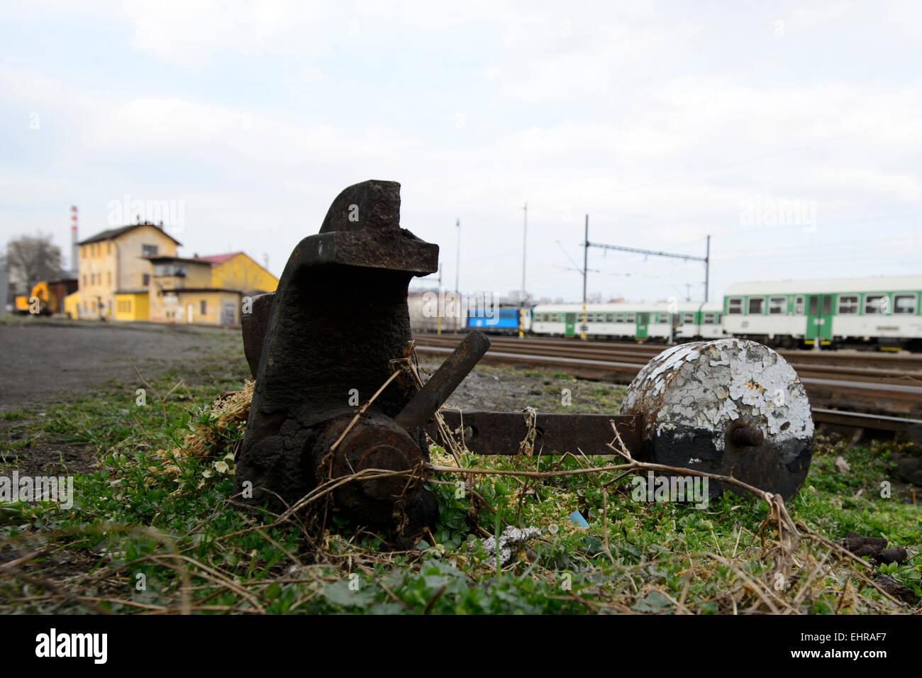 Eine große Skulptur von Ales Vesely, geformt wie eine Schiene in Richtung Himmel, die auch ein Symbol der Jakobsbrunnen Leiter in Prager aufgelösten Bubny Bahnhof installiert wurde Bild (), von denen jüdische Transporte ging im zweiten Weltkrieg und die ist eine Stille Gedenkstätte zur Erinnerung an den Holocaust-Opfer zu werden. Die Skulptur wurde symbolisch enthüllt in Prag, Tschechische Republik, 16. März 2015 anlässlich die Nacht zum 9. März 1944, bei fast 4000 Gefangene, brachte aus der Terezin (Theresiendstadt) "Familienlager," Nordböhmen, in das Vernichtungslager in Oswiecim (Auschwitz ums Leben kamen Stockfoto