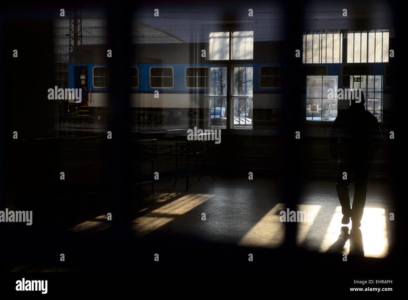 Eine große Skulptur von Ales Vesely, geformt wie eine Schiene in Richtung Himmel, die auch ein Symbol der Jakobsbrunnen Leiter in Prager aufgelösten Bubny Bahnhof installiert wurde Bild (), von denen jüdische Transporte ging im zweiten Weltkrieg und die ist eine Stille Gedenkstätte zur Erinnerung an den Holocaust-Opfer zu werden. Die Skulptur wurde symbolisch enthüllt in Prag, Tschechische Republik, 16. März 2015 anlässlich die Nacht zum 9. März 1944, bei fast 4000 Gefangene, brachte aus der Terezin (Theresiendstadt) "Familienlager," Nordböhmen, in das Vernichtungslager in Oswiecim (Auschwitz ums Leben kamen Stockfoto