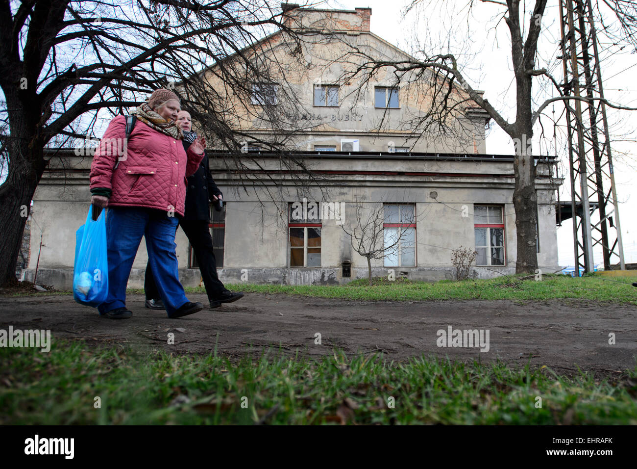 Eine große Skulptur von Ales Vesely, geformt wie eine Schiene in Richtung Himmel, die auch ein Symbol der Jakobsbrunnen Leiter in Prager aufgelösten Bubny Bahnhof installiert wurde Bild (), von denen jüdische Transporte ging im zweiten Weltkrieg und die ist eine Stille Gedenkstätte zur Erinnerung an den Holocaust-Opfer zu werden. Die Skulptur wurde symbolisch enthüllt in Prag, Tschechische Republik, 16. März 2015 anlässlich die Nacht zum 9. März 1944, bei fast 4000 Gefangene, brachte aus der Terezin (Theresiendstadt) "Familienlager," Nordböhmen, in das Vernichtungslager in Oswiecim (Auschwitz ums Leben kamen Stockfoto