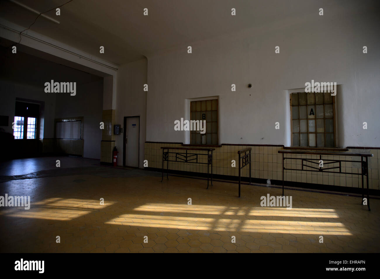 Eine große Skulptur von Ales Vesely, geformt wie eine Schiene in Richtung Himmel, die auch ein Symbol der Jakobsbrunnen Leiter in Prager aufgelösten Bubny Bahnhof installiert wurde Bild (), von denen jüdische Transporte ging im zweiten Weltkrieg und die ist eine Stille Gedenkstätte zur Erinnerung an den Holocaust-Opfer zu werden. Die Skulptur wurde symbolisch enthüllt in Prag, Tschechische Republik, 16. März 2015 anlässlich die Nacht zum 9. März 1944, bei fast 4000 Gefangene, brachte aus der Terezin (Theresiendstadt) "Familienlager," Nordböhmen, in das Vernichtungslager in Oswiecim (Auschwitz ums Leben kamen Stockfoto