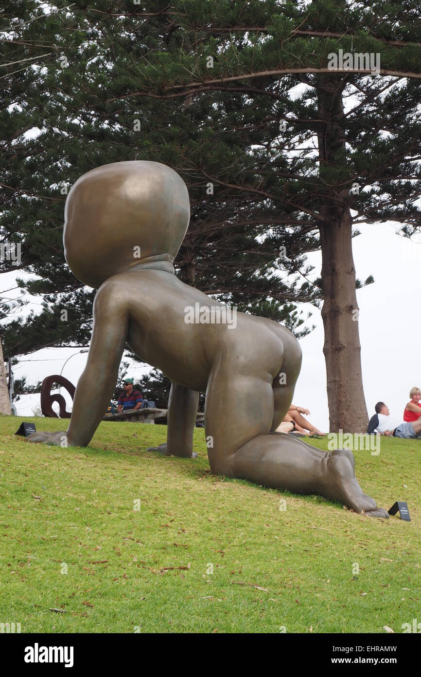 Sculpture By The Sea Ausstellung am Cottesloe Beach, Perth, Western Australia, Skulptur von krabbelnden Baby. Stockfoto