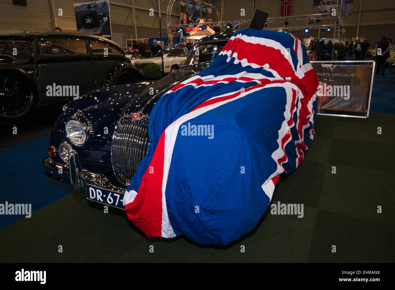Ein Sportwagen Jaguar XK150 Fixed Head Coupé bedeckt die britische Flagge Stockfoto