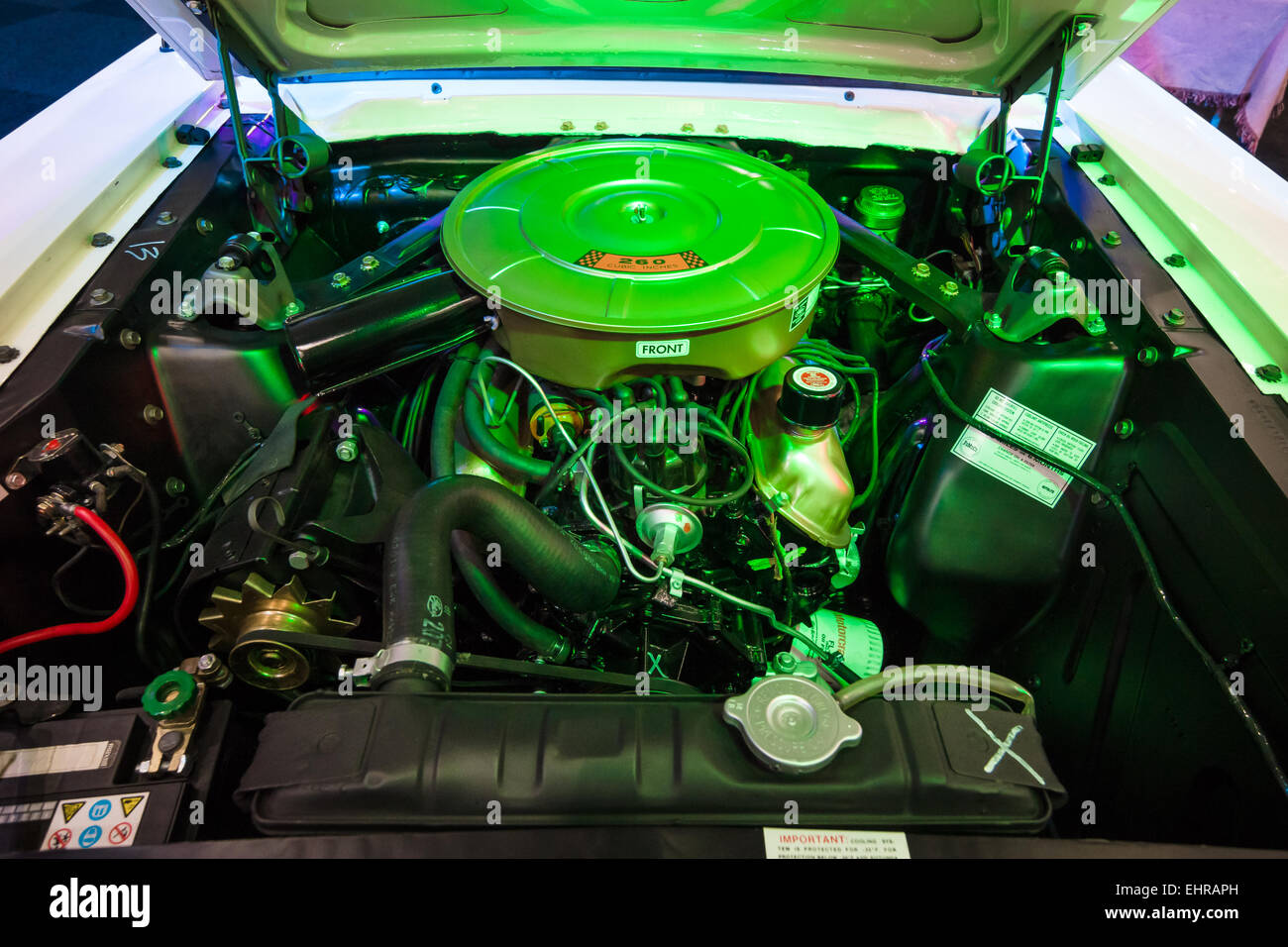 Der Motor V8 4200cc (260CUI) ein Ford Mustang in der ursprünglichen Beleuchtung, 1964 Stockfoto