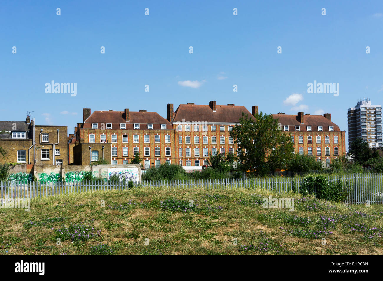 Primel Haus Wohnungen in Peckham, Südlondon, gesehen von der Surrey Canal Walk. Stockfoto