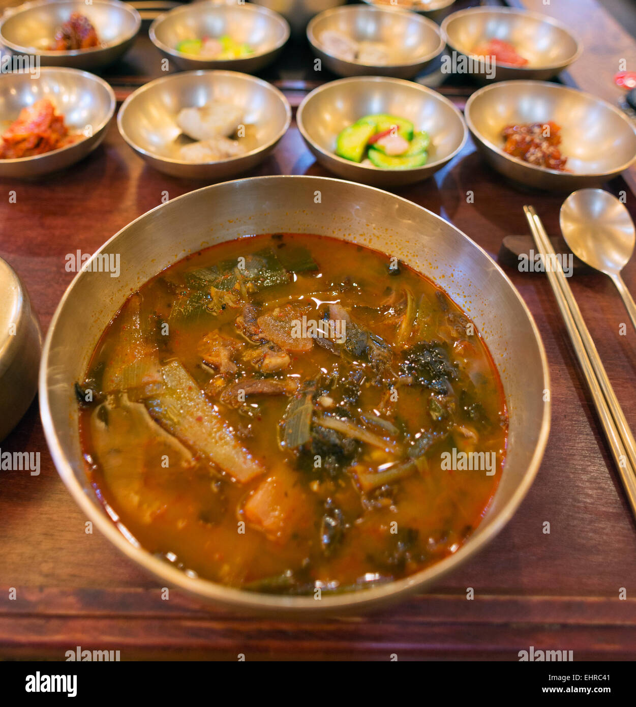 Asien, Republik Korea, Südkorea, Gyeongsangbuk-Do, Gyeongju, koreanische Suppe und Beilagen Stockfoto