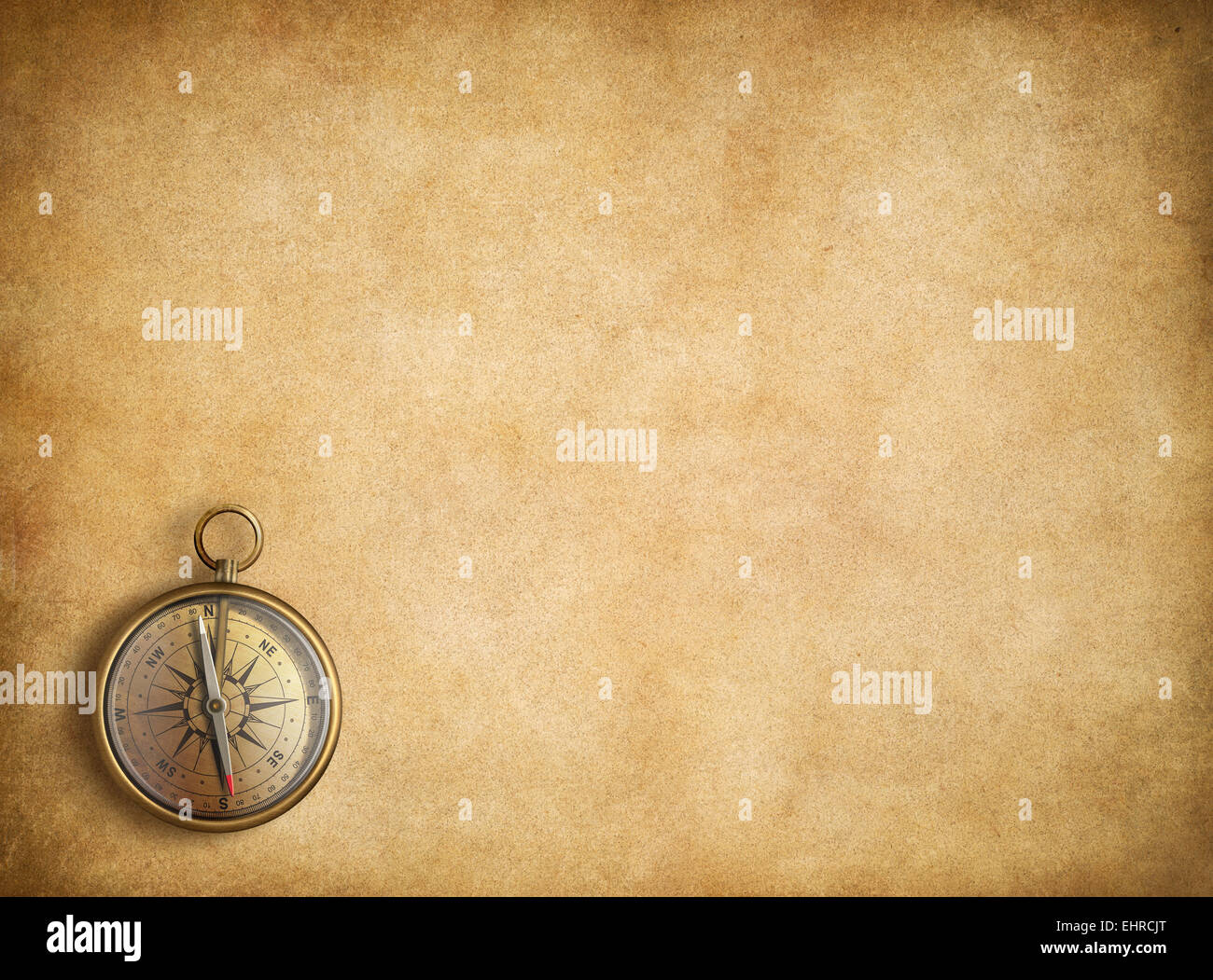 Messing-Kompass auf Blankopapier Vintage Hintergrund Stockfoto