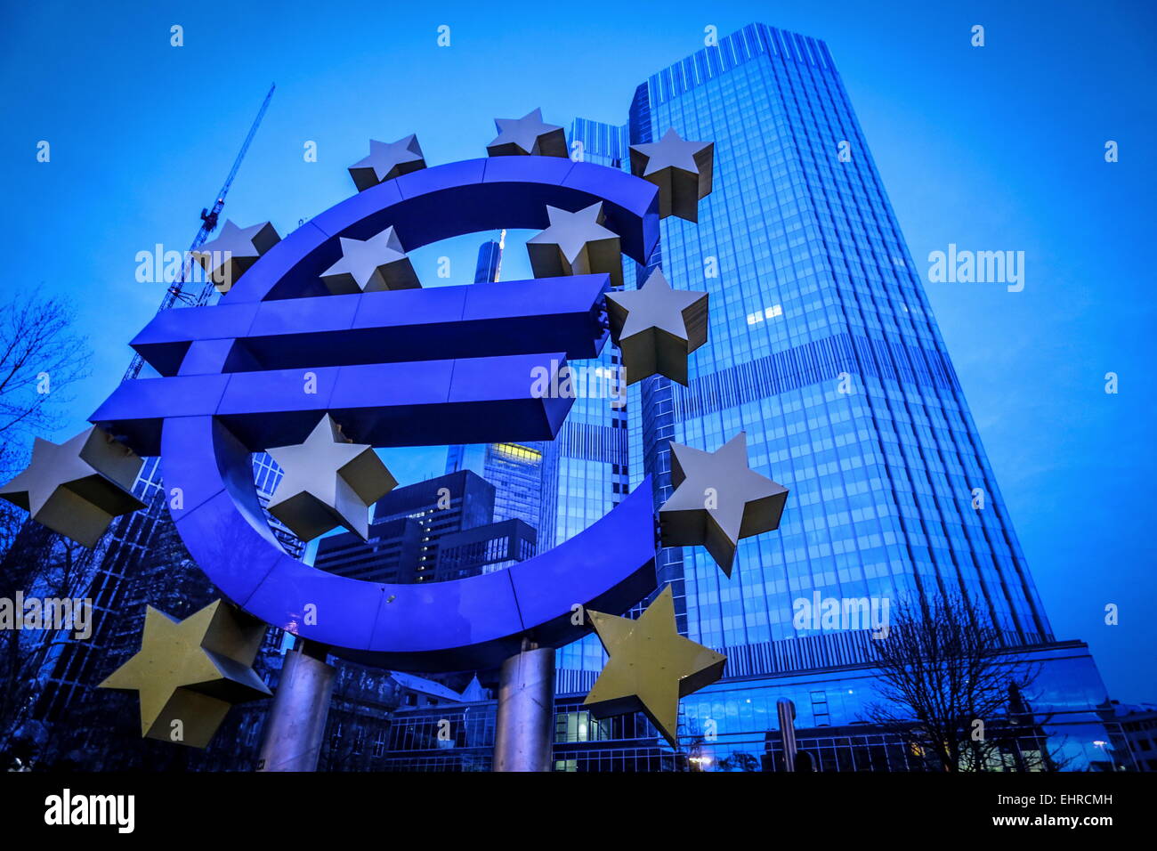 Das Euro-Zeichen außerhalb der Europäischen Zentralbank (EZB) in Frankfurt Am Main-Hessen-Deutschland Stockfoto