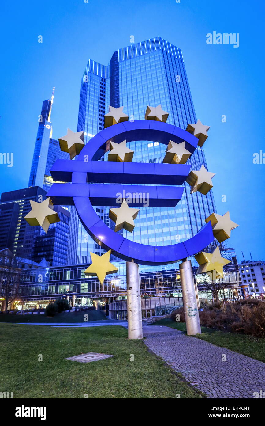 Das Euro-Zeichen außerhalb der Europäischen Zentralbank (EZB) in Frankfurt Am Main-Hessen-Deutschland Stockfoto
