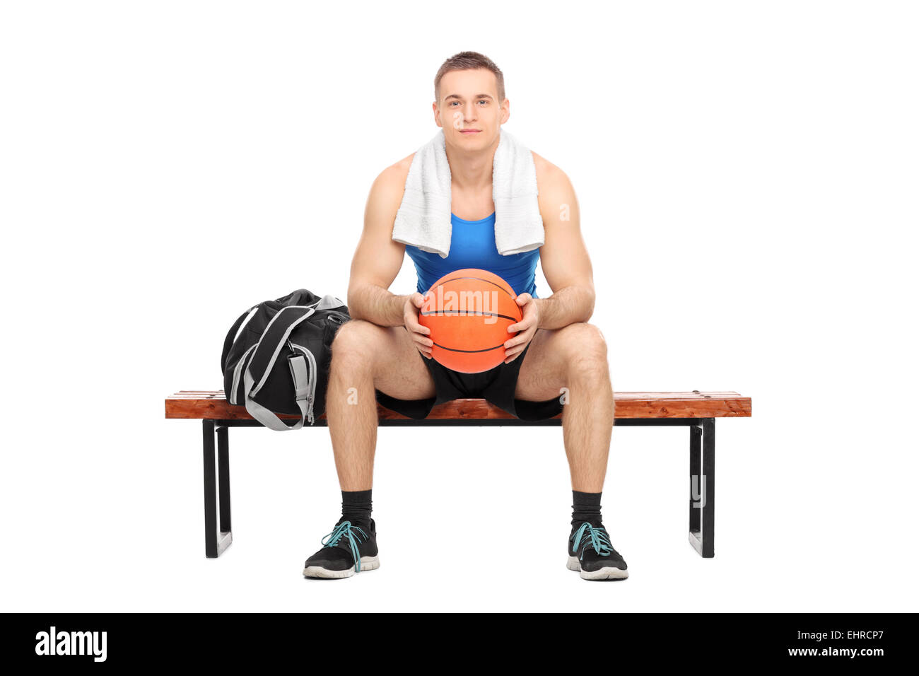 Männer Basketball-Spieler sitzen auf einer Bank, die isoliert auf weißem Hintergrund Stockfoto