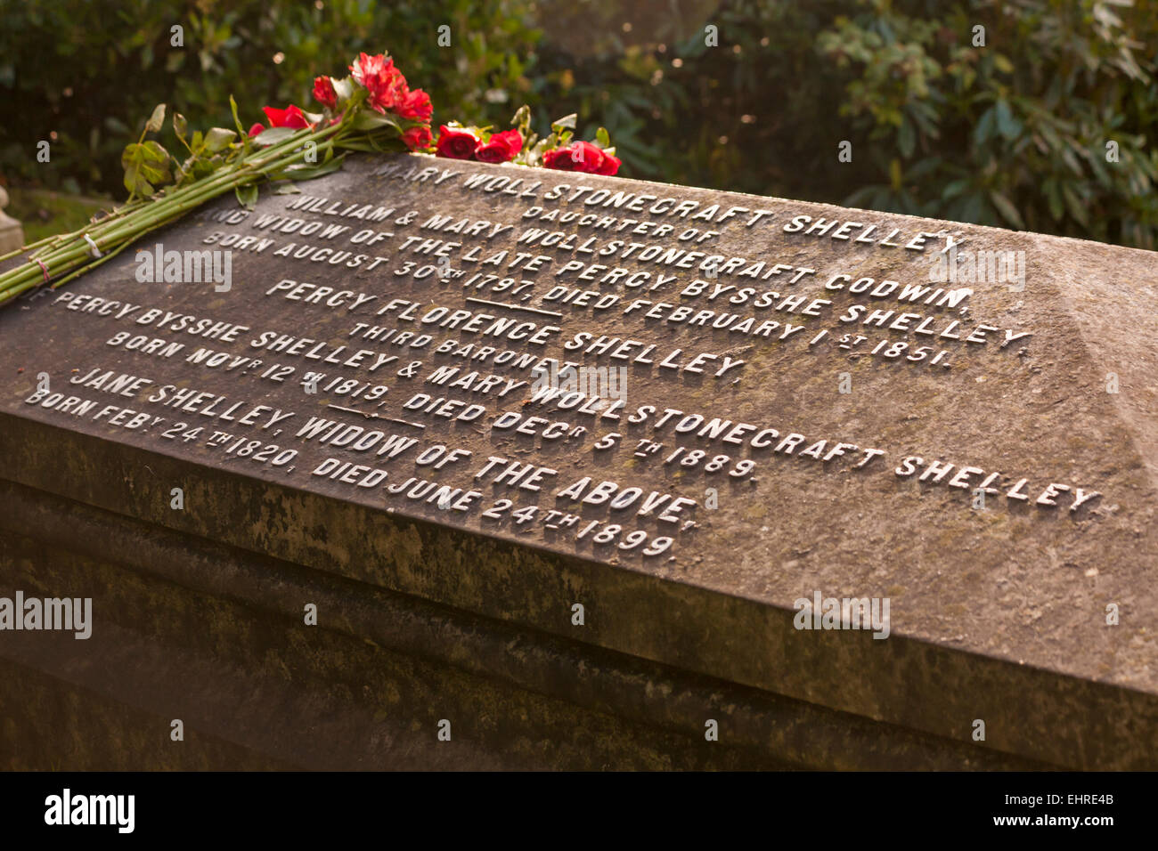 Rote Rosen am Grab von Mary Shelley, Mary Wollstonecraft Shelley, Autorin von Frankenstein, in der St. Peters Church, Bournemouth, Dorset, Großbritannien Stockfoto