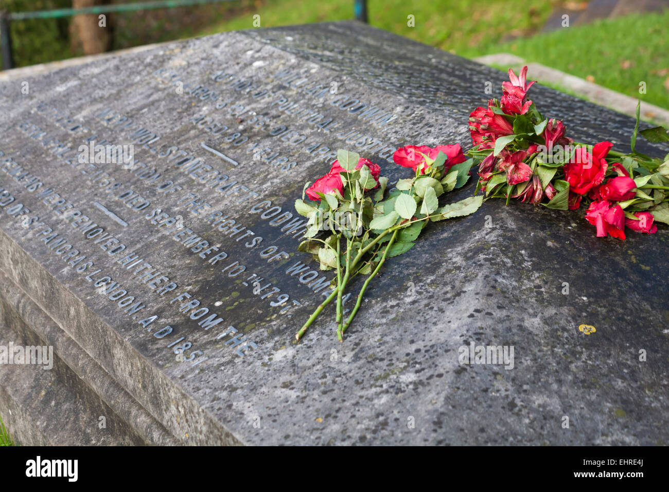 Rote Rosen am Grab von Mary Shelley, Mary Wollstonecraft Shelley, Autorin von Frankenstein, in der St. Peters Church, Bournemouth, Dorset, Großbritannien Stockfoto