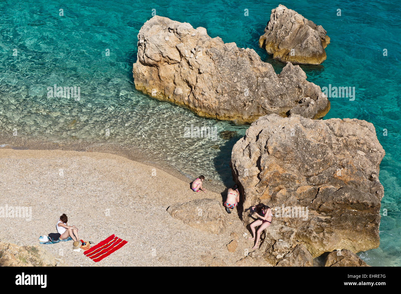 Menschen auf dem felsigen Strand in Kroatien Stockfoto