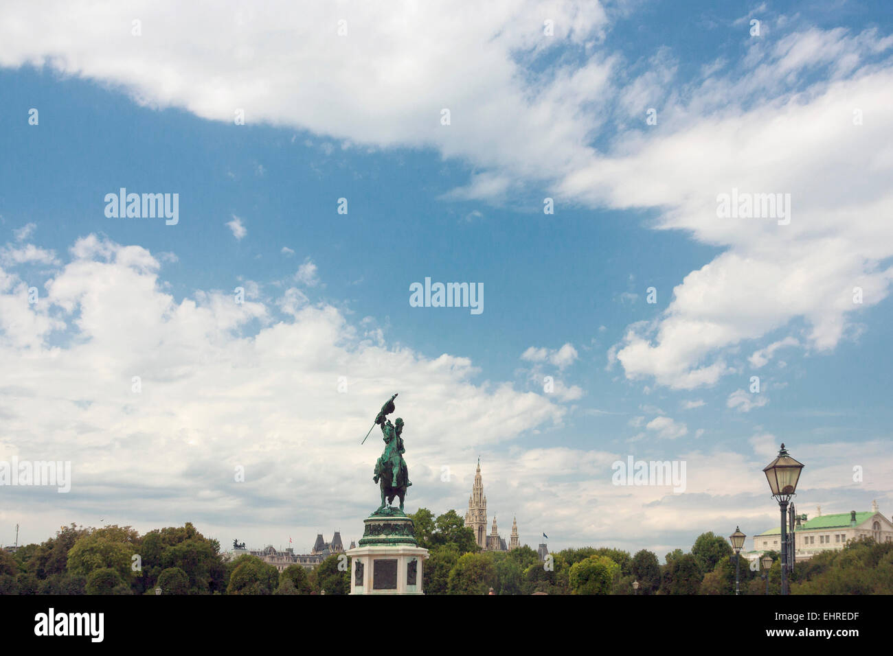 Vienna-Skyline mit Rathaus und Reiterstatue von Erzherzog Karl Stockfoto