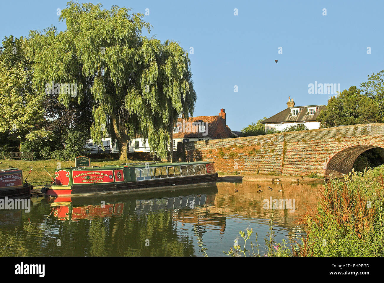 Lastkähne in Hungerford Bridge Berkshire UK Stockfoto