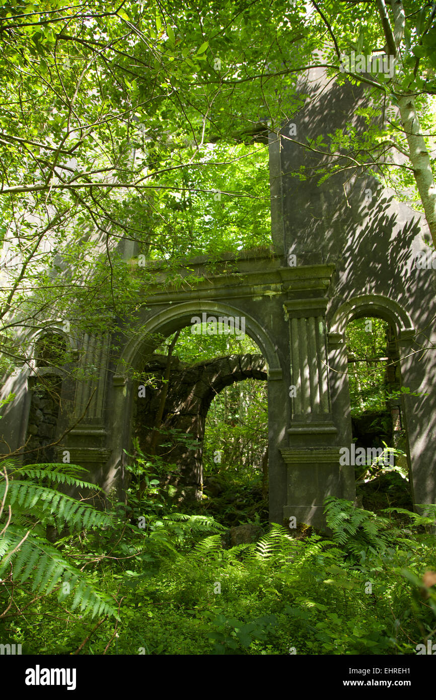 Gwynedd, Snowdonia-Nationalpark, Cwm Wimpel - Ruinen von Plas Brynkir Stockfoto