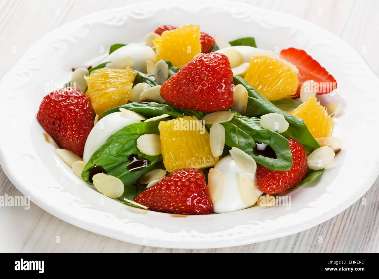 Spinat-Erdbeer-Orangensalat Stockfoto