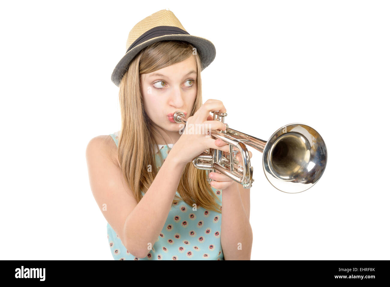 Teenager mit einem Hut spielt Trompete Stockfoto