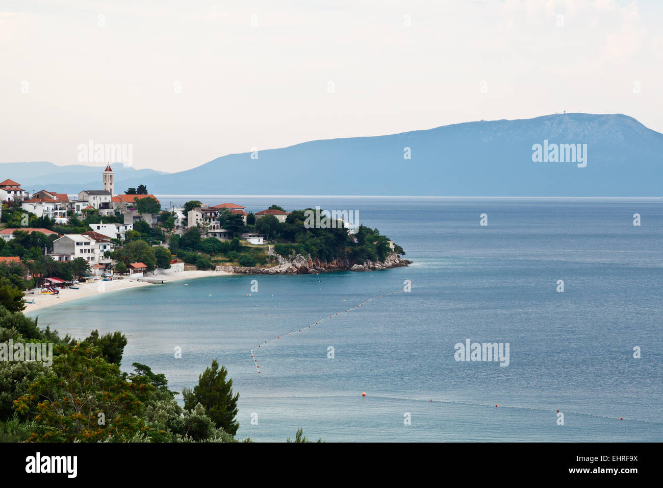 Kleinstadt und blaue Insel in Dalmatien, Kroatien Stockfoto