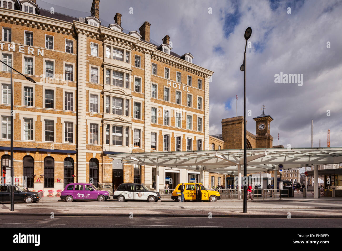 Great Northern Hotel und London-Taxis, King Cross, London, England, UK. Stockfoto