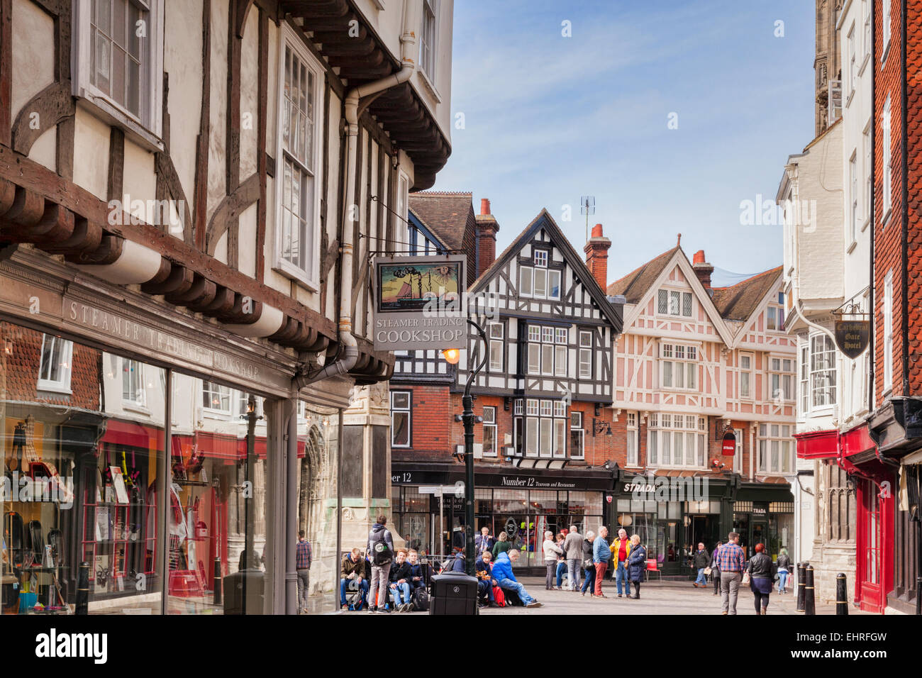 Das alte Stadtzentrum von Canterbury, Kent, England, UK, an einem sonnigen Tag im Frühjahr. Der Blick fällt von der Buttermarket... Stockfoto