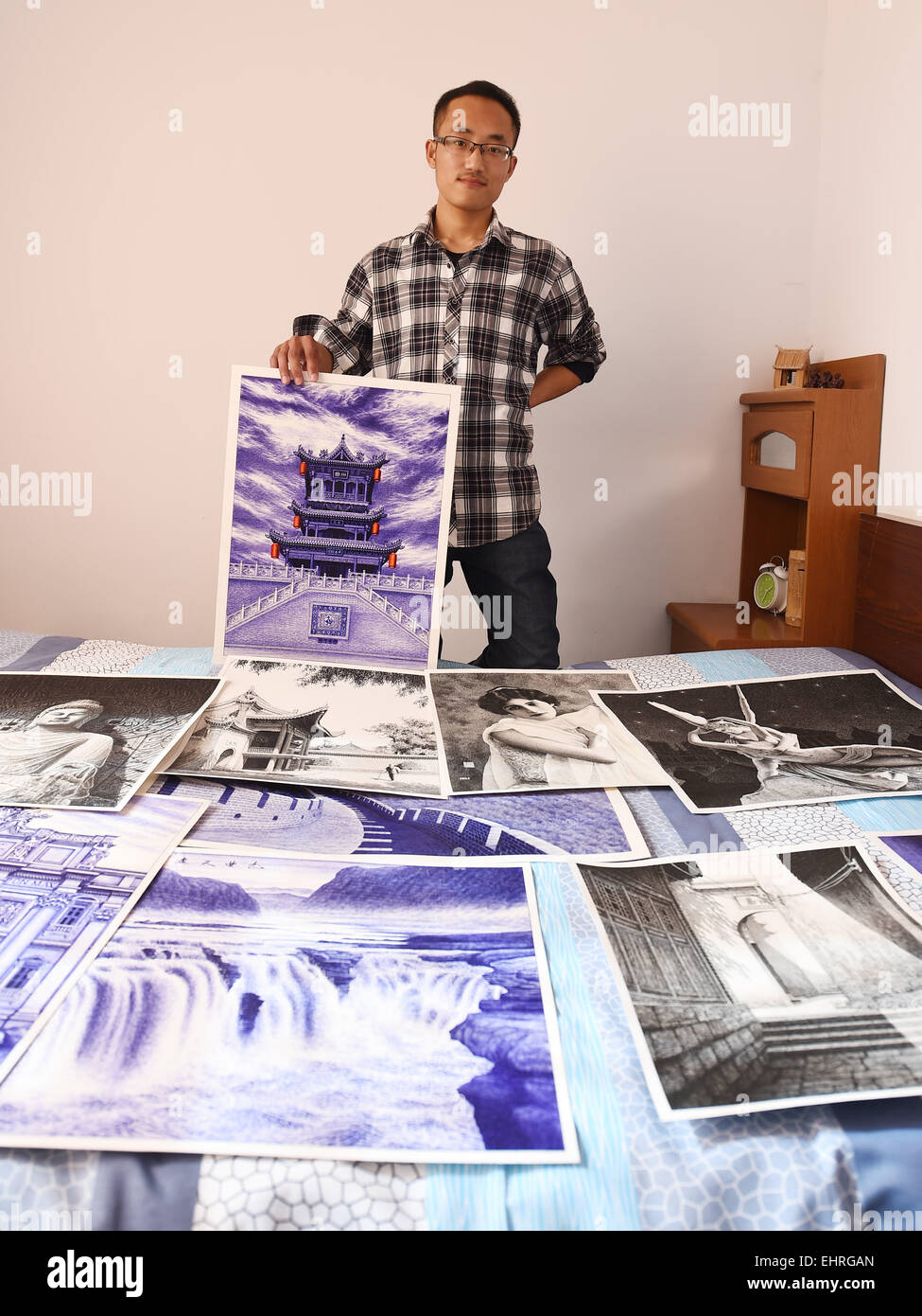 Fushan, China Shanxi Provinz. 17. März 2015. 23-Year-Old Maler Liu Kai zeigt seinen Ball Pen Bilder zu Hause in der Fushan Grafschaft, Nord-China Shanxi Provinz, 17. März 2015. Nach dem Abitur, Liu arbeitete als Landwirt und und eines Wanderarbeitnehmers bis er begann, seinen Traum des Werdens ein Maler im Jahr 2012 zu verfolgen. Seine Kugel-Feder-Kreationen sind nach mehrjähriger Praxis im Internet populär geworden. © Yan Yan/Xinhua/Alamy Live-Nachrichten Stockfoto
