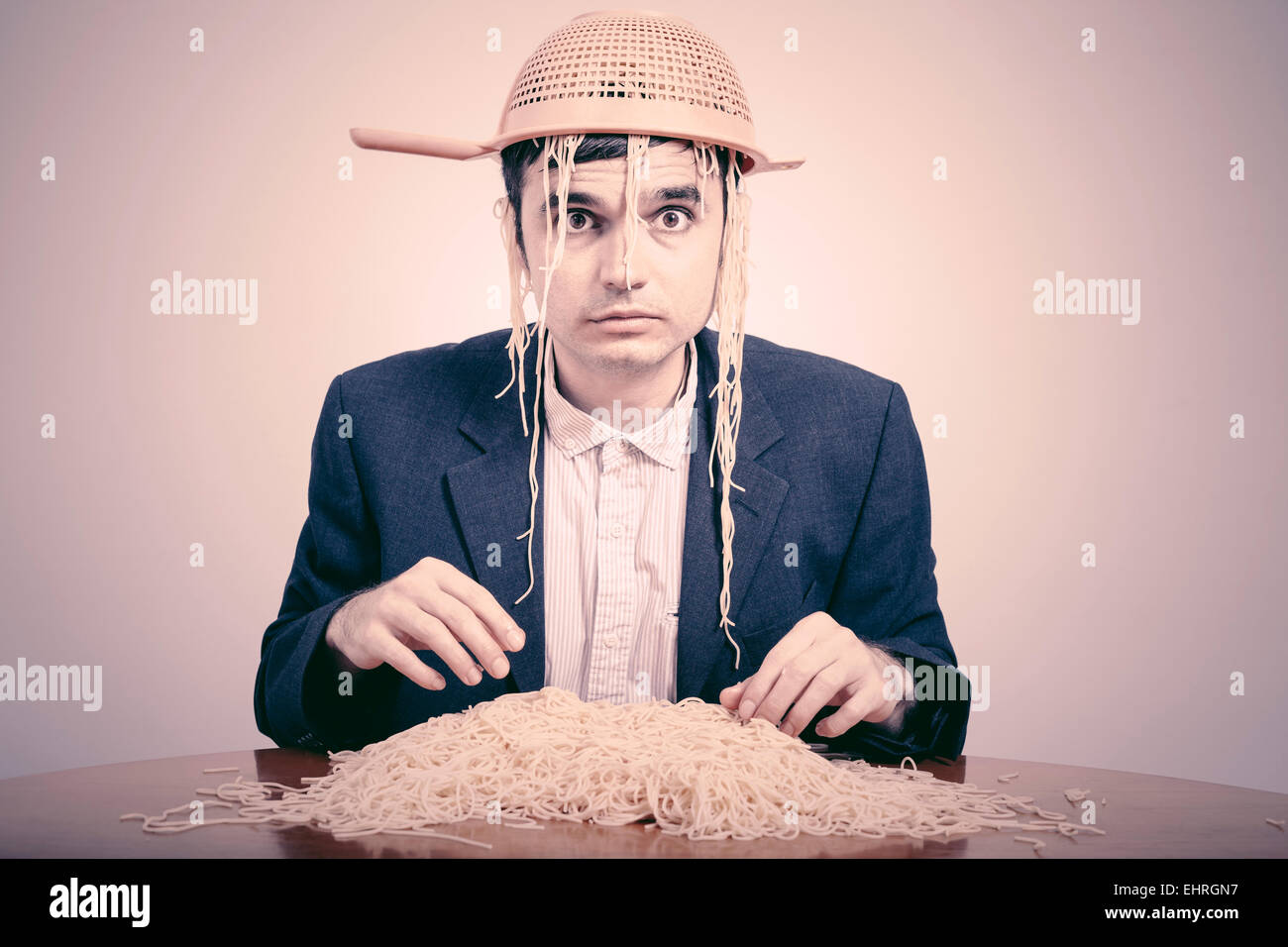 Lustige Pastafarian mit Sieb und Pasta. Stockfoto